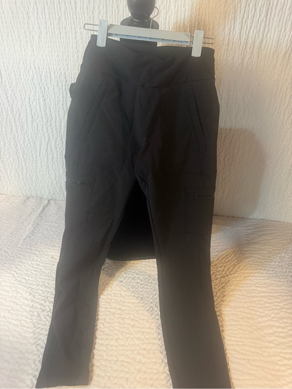 Athleta women’s 4 
Black Stretch Cargo Leggings